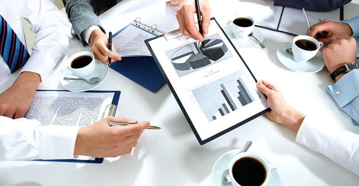 Equipe analisando resultados em reunião